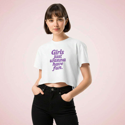 Femme portant un t shirt blanc Girls Just Wanna Have Fun avec inscription violette, tenue ideale pour soiree entre filles et fete entre amies blanc.
