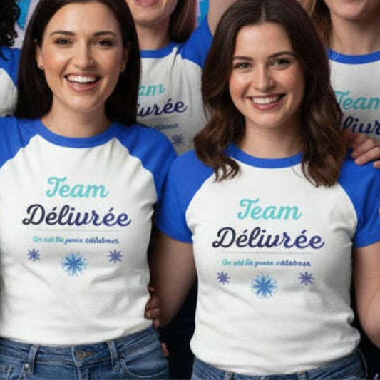 Groupe de femmes portant des t shirts Team Delivree lors dune fete de divorce, tenue coordonnee pour celebration entre amies et nouvelle vie.