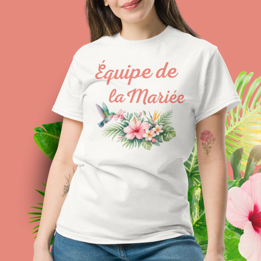 T shirt femme EVJF avec inscription Equipe de la Mariee et motif floral tropical, tenue coordonnee pour bride squad, enterrement de vie de jeune fille et mariage destination ete blanc.