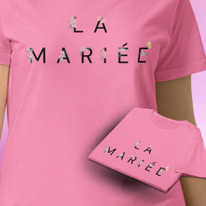 T shirt rose La Mariee avec design floral delicat et oiseaux, tenue ideale pour future mariee lors dun enterrement de vie de jeune fille.