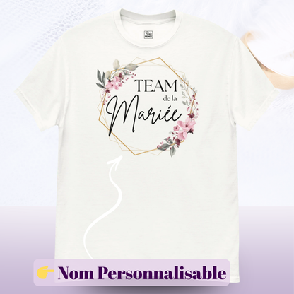 T shirt Team de la mariee avec design floral et zone nom personnalisable ideal pour EVJF fete mariage tenue coordonnee groupe amies — blanc