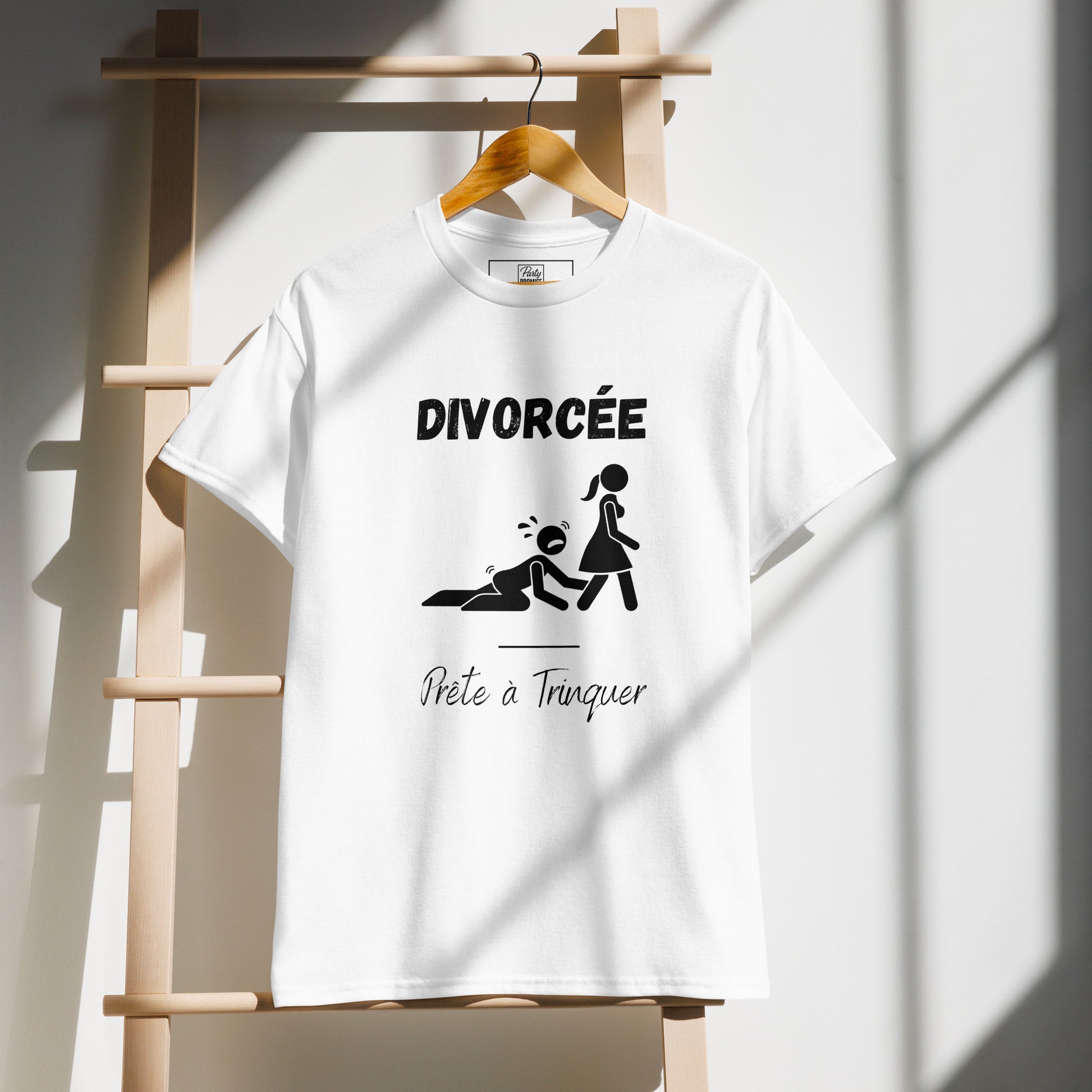 T shirt divorcee prete a trinquer suspendu avec design humoristique, ideal pour celebration divorce et soiree entre amies.