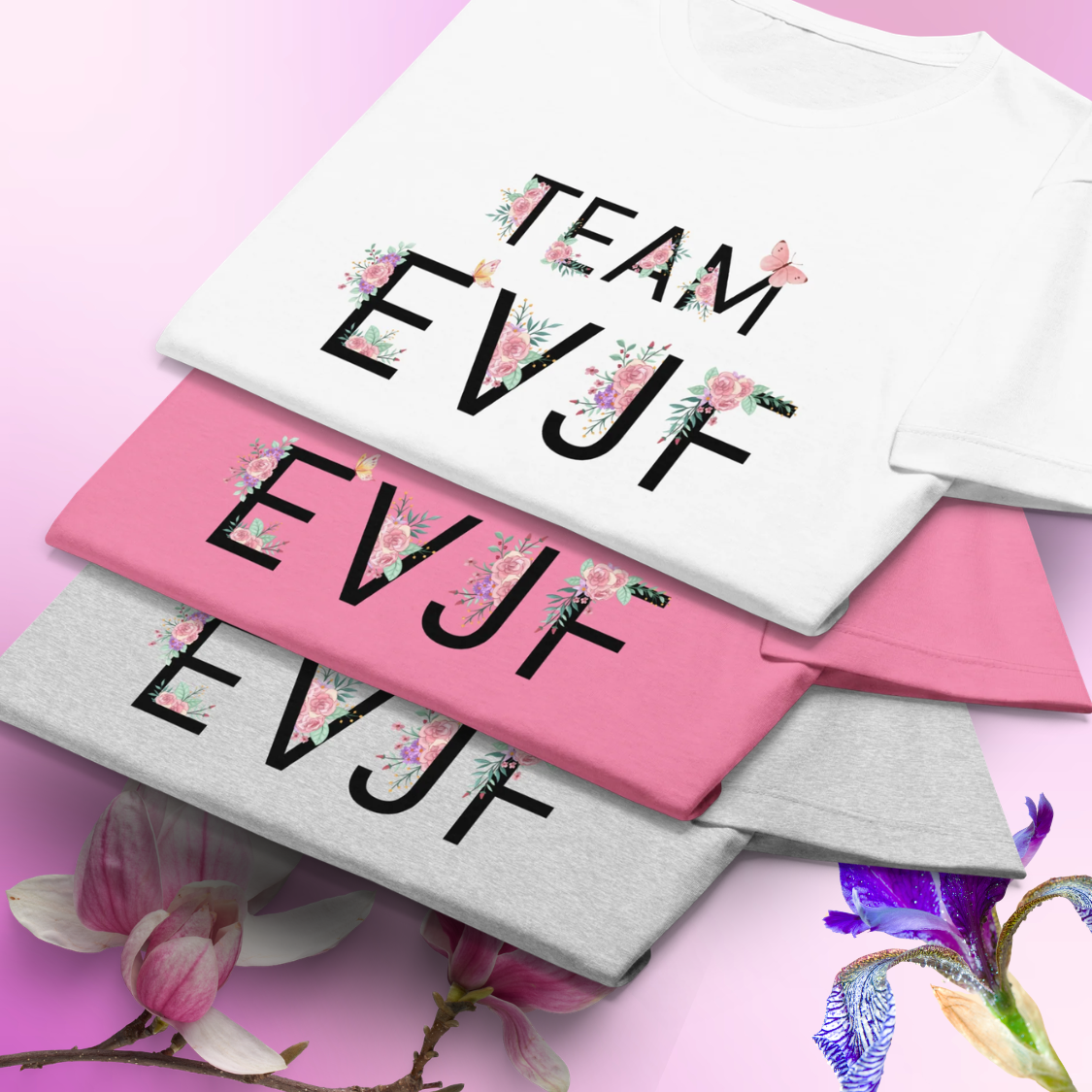 Collection de t shirts Team EVJF floral disponibles en blanc rose et parme, ideaux pour tenues de groupe lors dun EVJF.