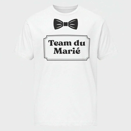 T-shirt_EVG_homme_blanc_port_sur_mannequin_mettant_en_valeur_la_coupe_ajust_e_et_le_design_central_Bachelor_Party._de_partypromise