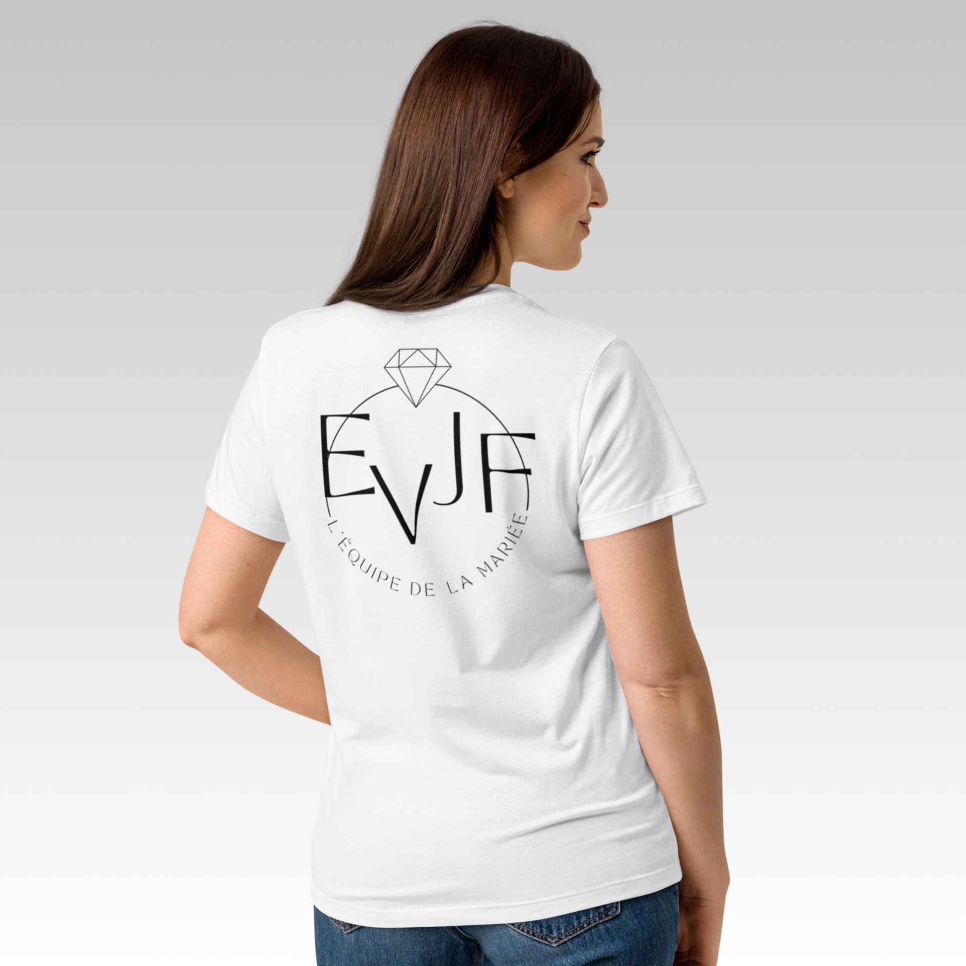 Modèle portant un tee-shirt EVJF blanc avec design L’équipe de la mariée visible au dos.