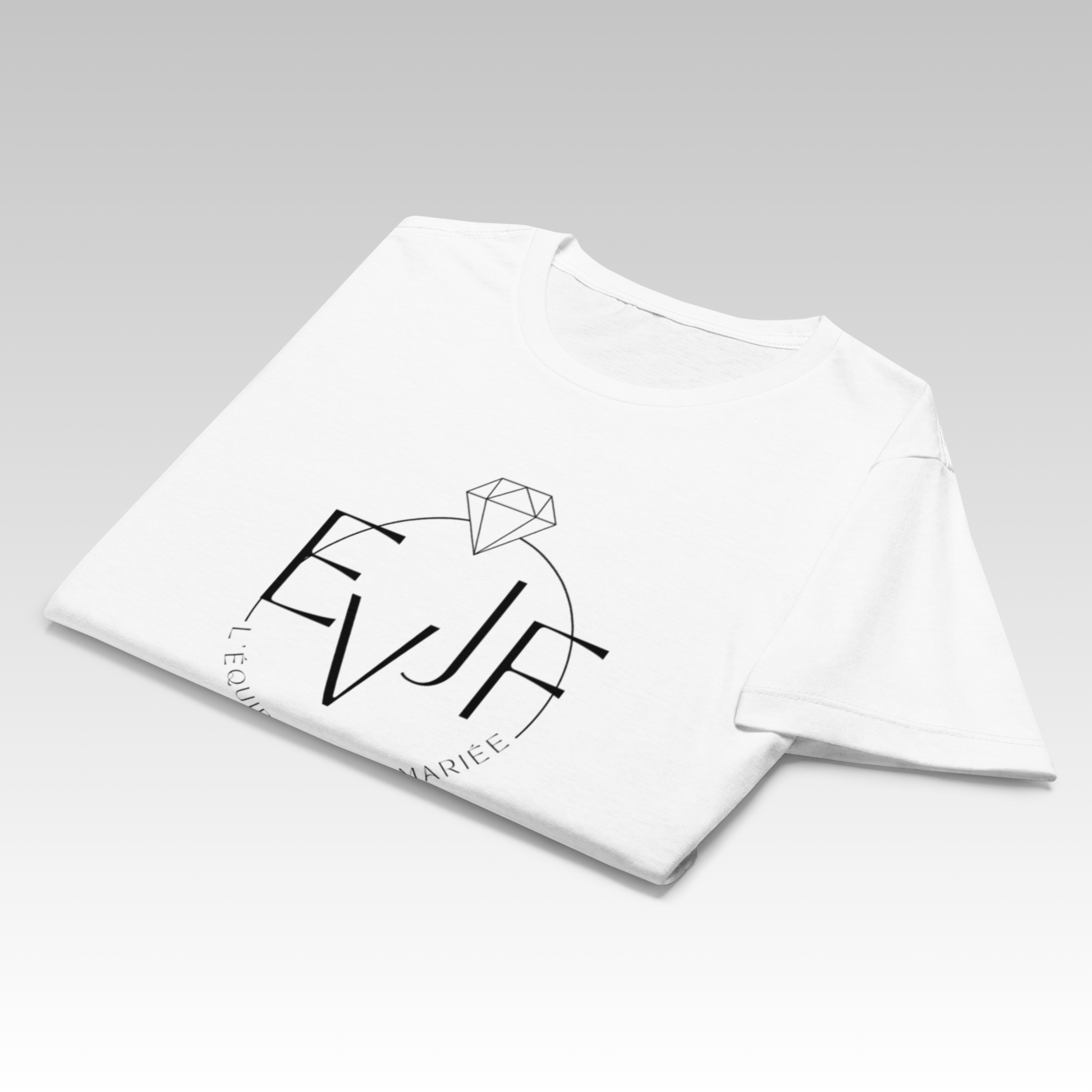Tee-shirt EVJF blanc avec motif équipe de la mariée présenté plié sur fond clair.