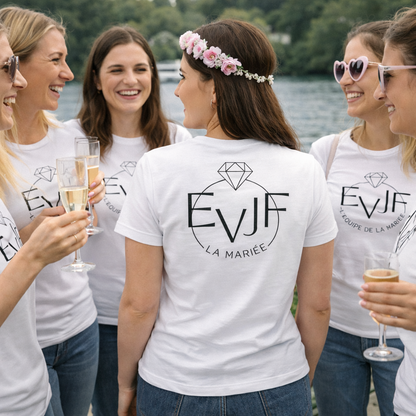 Groupe de femmes portant des tee-shirts EVJF équipe de la mariée lors d’un enterrement de vie de jeune fille en extérieur.