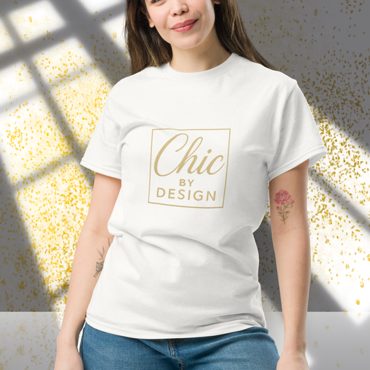 Femme portant un tee shirt blanc Chic by Design avec inscription dorée minimaliste, look casual chic et moderne, vue avant et arrière – Blanc