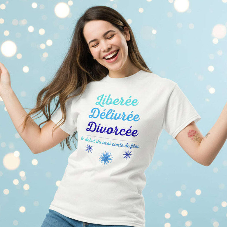 Femme souriante portant un t shirt Liberee Delivree Divorcee bleu clair, tenue festive pour divorce party et nouvelle etape de vie bleu clair.