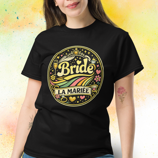 Femme portant tee shirt Bride La Mariee avec motif rond retro colore style festival, tenue ideale pour enterrement de vie de jeune fille et celebration pre mariage noir