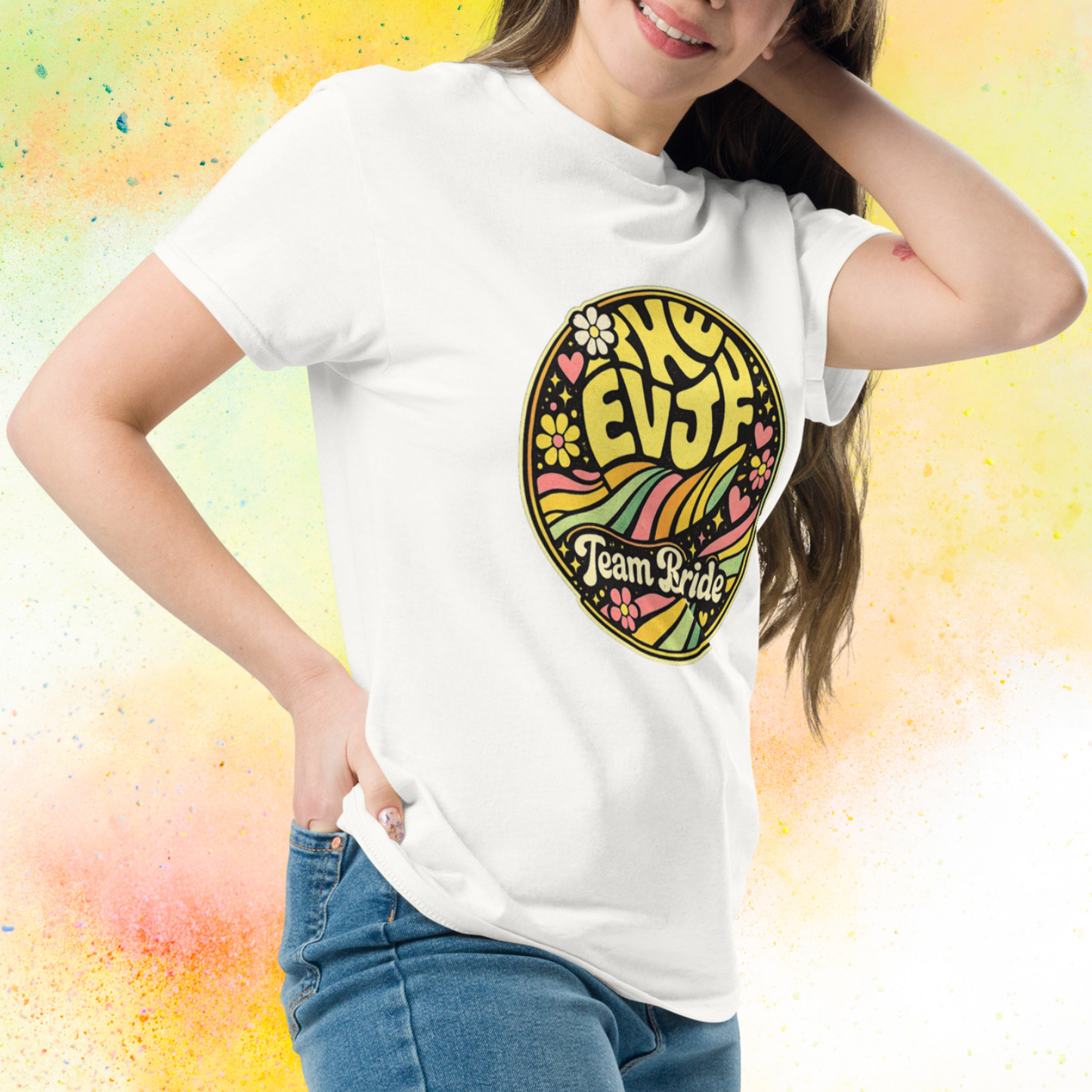 Femme portant tee shirt EVJF Team Bride design retro colore, tenue ideale pour enterrement de vie de jeune fille et celebration entre amies blanc