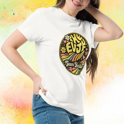 Femme portant tee shirt EVJF Team Bride design retro colore, tenue ideale pour enterrement de vie de jeune fille et celebration entre amies blanc