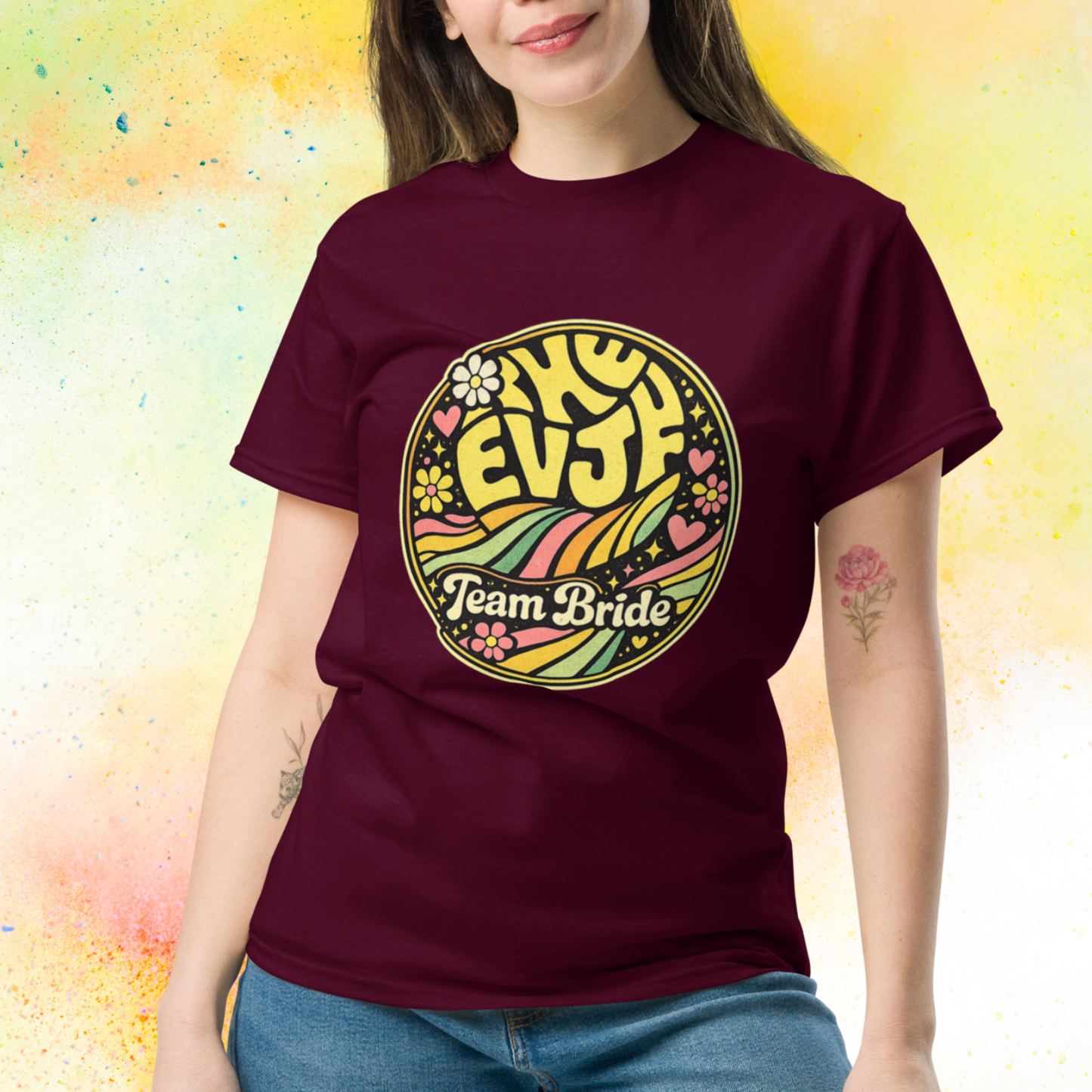 Femme portant tee shirt EVJF Team Bride design retro colore, tenue ideale pour enterrement de vie de jeune fille et celebration entre amies bordeaux