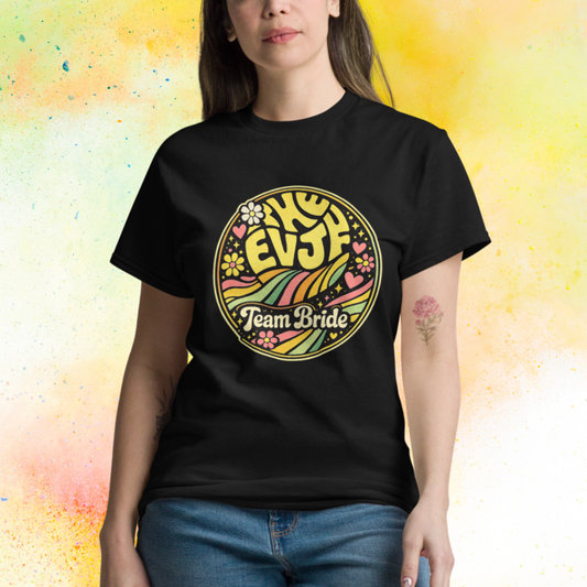 Femme portant tee shirt EVJF Team Bride design retro colore, tenue ideale pour enterrement de vie de jeune fille et celebration entre amies noir