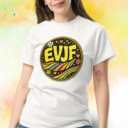 Femme portant tee shirt EVJF style retro avec motif rond colore inspiration festival, tenue ideale pour enterrement de vie de jeune fille et week end entre amies blanc