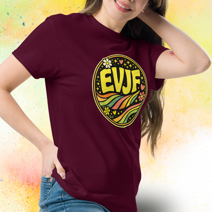 Femme portant tee shirt EVJF style retro avec motif rond colore inspiration festival, tenue ideale pour enterrement de vie de jeune fille et week end entre amies bordeaux