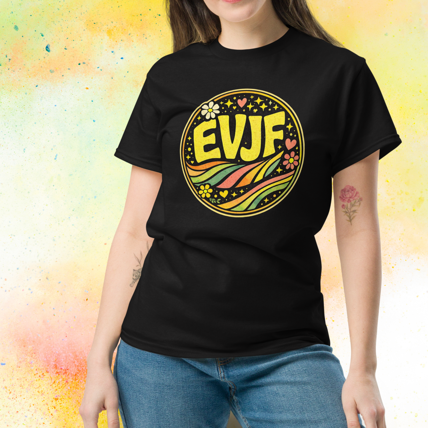 Femme portant tee shirt EVJF style retro avec motif rond colore inspiration festival, tenue ideale pour enterrement de vie de jeune fille et week end entre amies noir