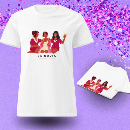 Camiseta blanca la novia para la futura esposa presentada con confeti y una vista de la prenda doblada