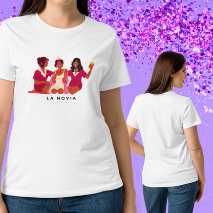 Doble vista frontal y trasera de una camiseta blanca la novia para mostrar el corte semi-ajustado y el diseño