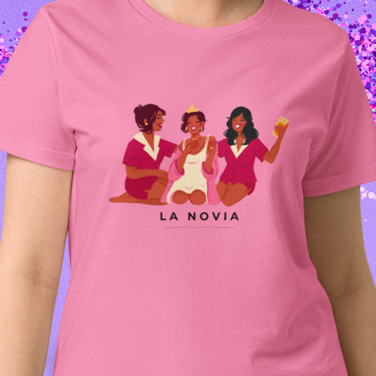 Primer plano de una camiseta rosa para despedida de soltera con ilustracion la novia representando a tres amigas celebrando una boda