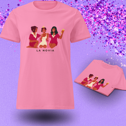 Modelo de camiseta rosa para novia sobre fondo de lentejuelas violetas con vista del producto doblado