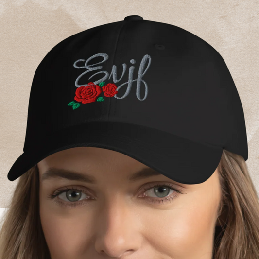 femme portant une casquette evjf noire avec broderie evjf et motif fleurs rouges