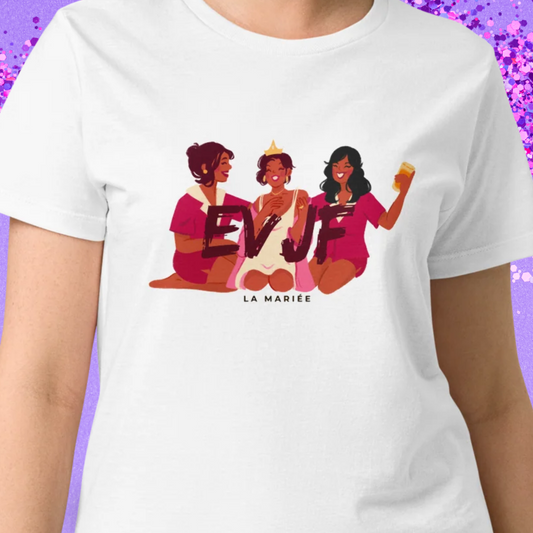 Detail du design graphique evjf sur un t-shirt blanc porte par une femme.