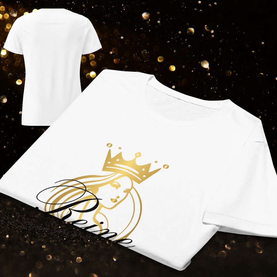 Zoom sur le design doré "Reine du jour" d'un t-shirt blanc plié, montrant la qualité de l'impression et l'encolure