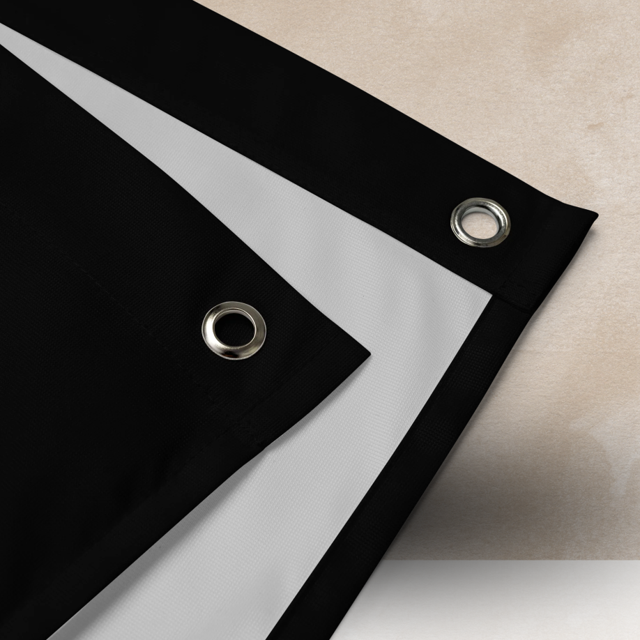 detail du drapeau evjf montrant les oeillets metalliques pour fixation murale