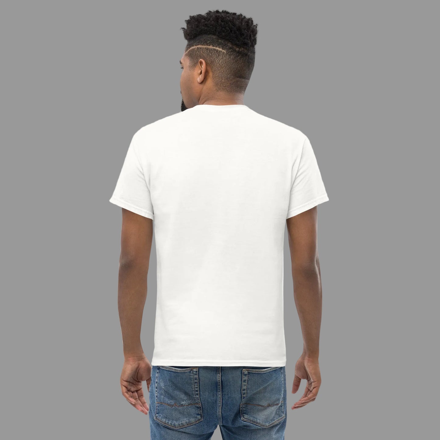 Dos du mannequin portant le t-shirt blanc Divorce Party Men’s “Happy Wife Happy Life”.