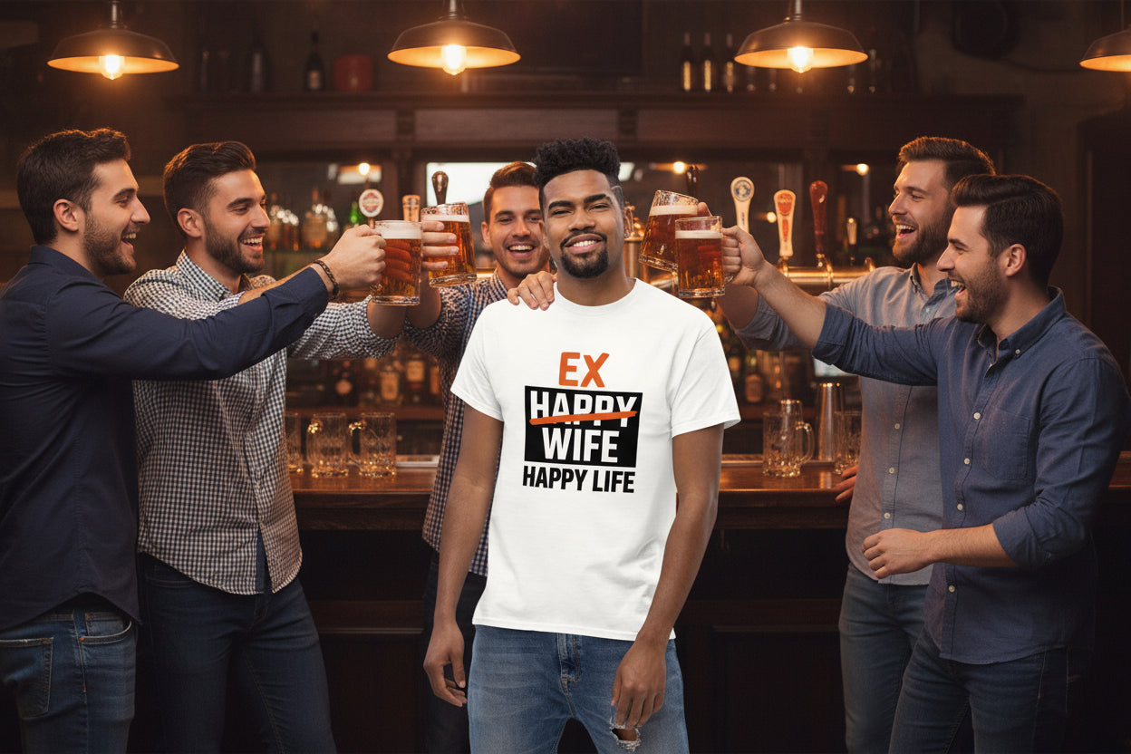 T-shirt homme blanc “Ex Wife Happy Life” porté par mannequin, message humoristique noir avec mot wife barré.