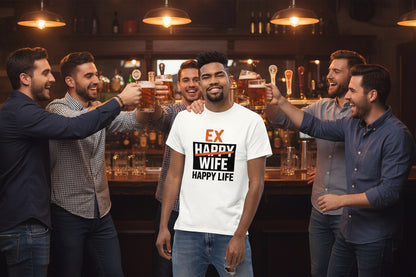 T-shirt homme blanc “Ex Wife Happy Life” porté par mannequin, message humoristique noir avec mot wife barré.