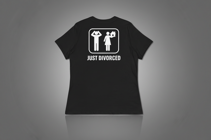 Vue arrière du t-shirt noir femme “Just Divorced” avec impression blanche dans le dos.