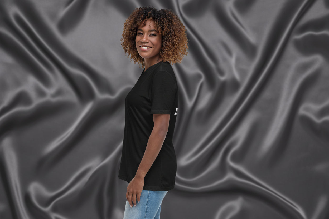 T-shirt noir femme “Just Divorced” porté par mannequin, style casual chic.