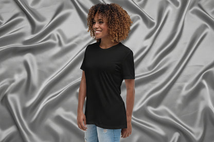 Vue avant du t-shirt noir femme “Just Divorced”, coupe décontractée et col ras-du-cou.