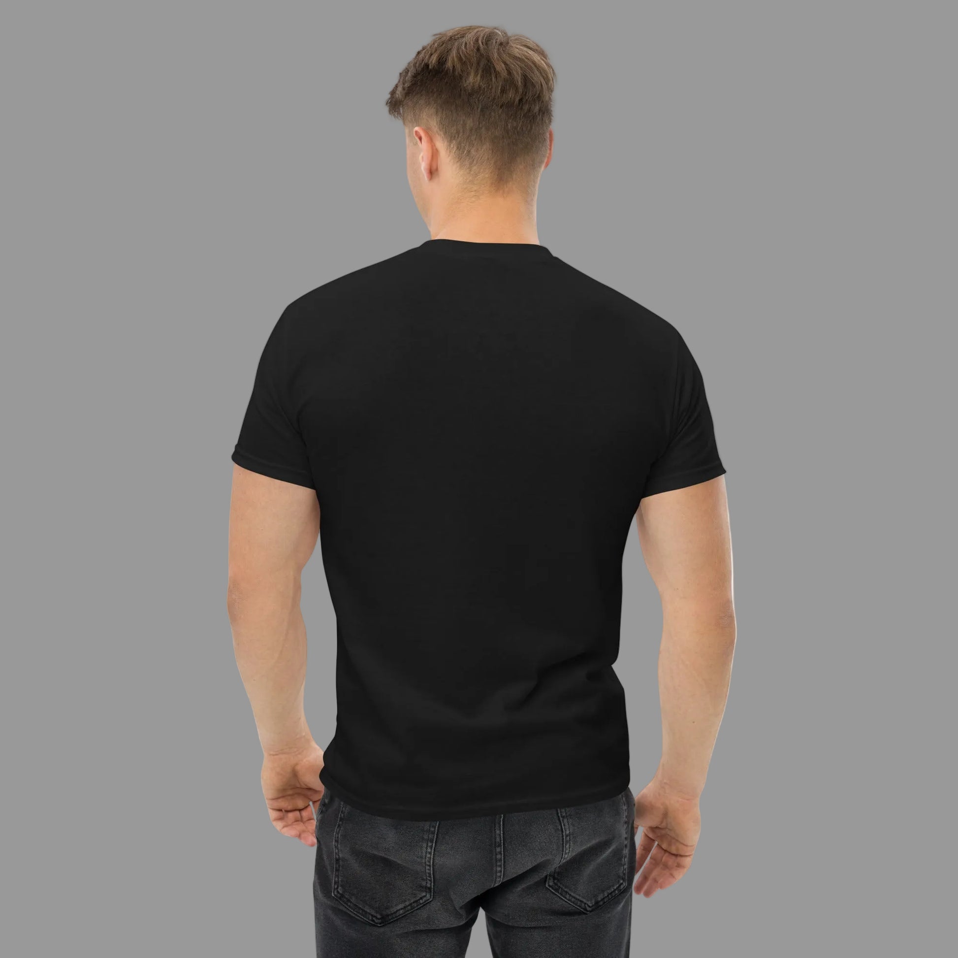 T-shirt homme “Mission Divorce Completed” porté par mannequin, message humoristique imprimé, style moderne.