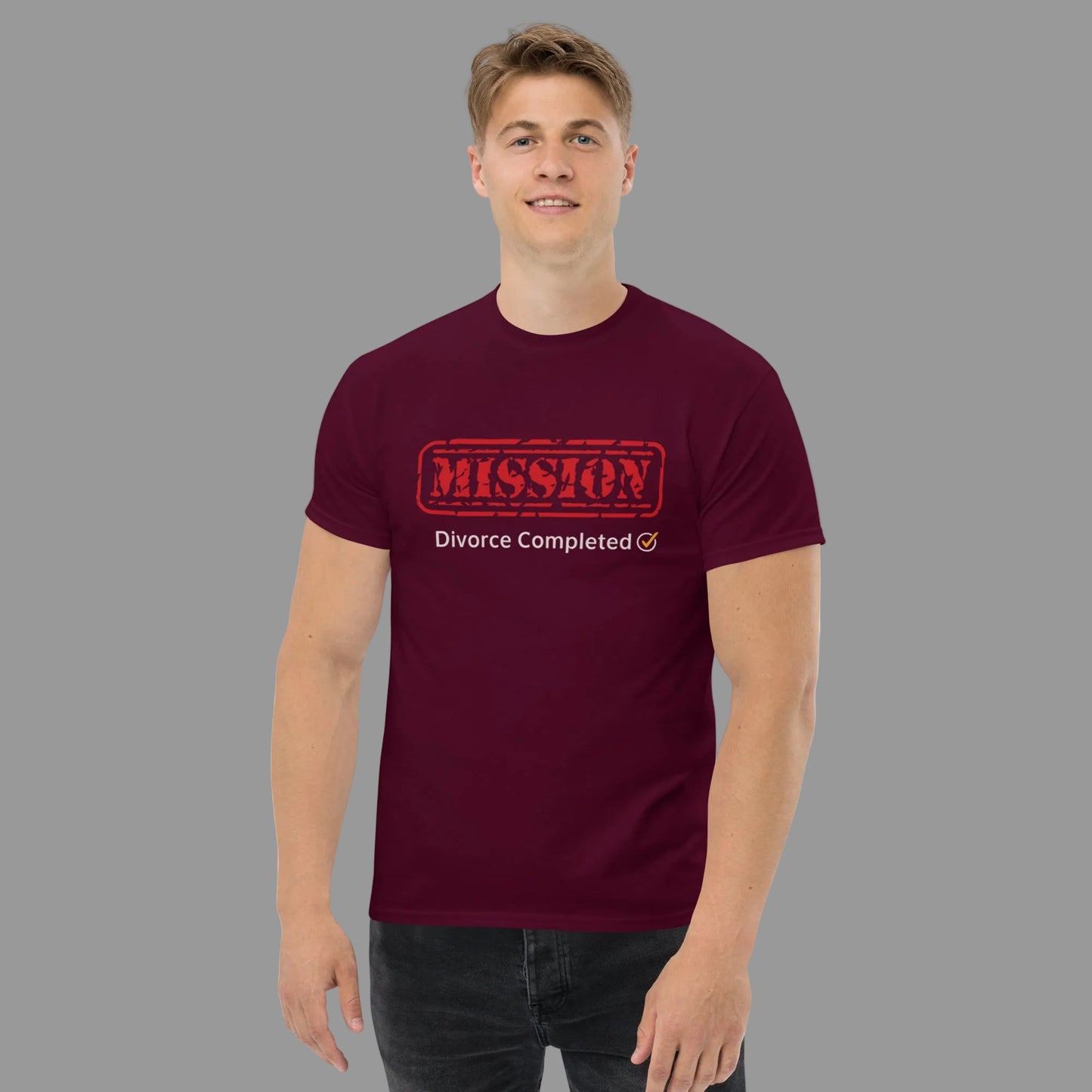 T-shirt homme “Mission Divorce Completed” porté par mannequin, message humoristique imprimé, style moderne, couleur bordeau