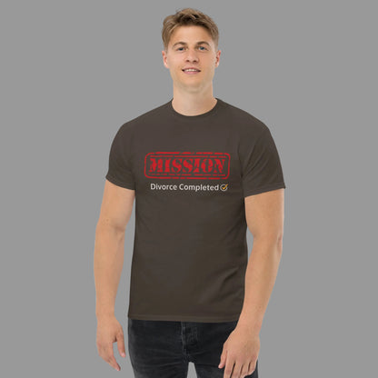 T-shirt homme “Mission Divorce Completed” porté par mannequin, message humoristique imprimé, style moderne, gris.
