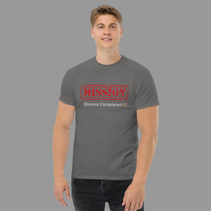 T-shirt homme “Mission Divorce Completed” porté par mannequin, message humoristique imprimé, style moderne, gris clair.