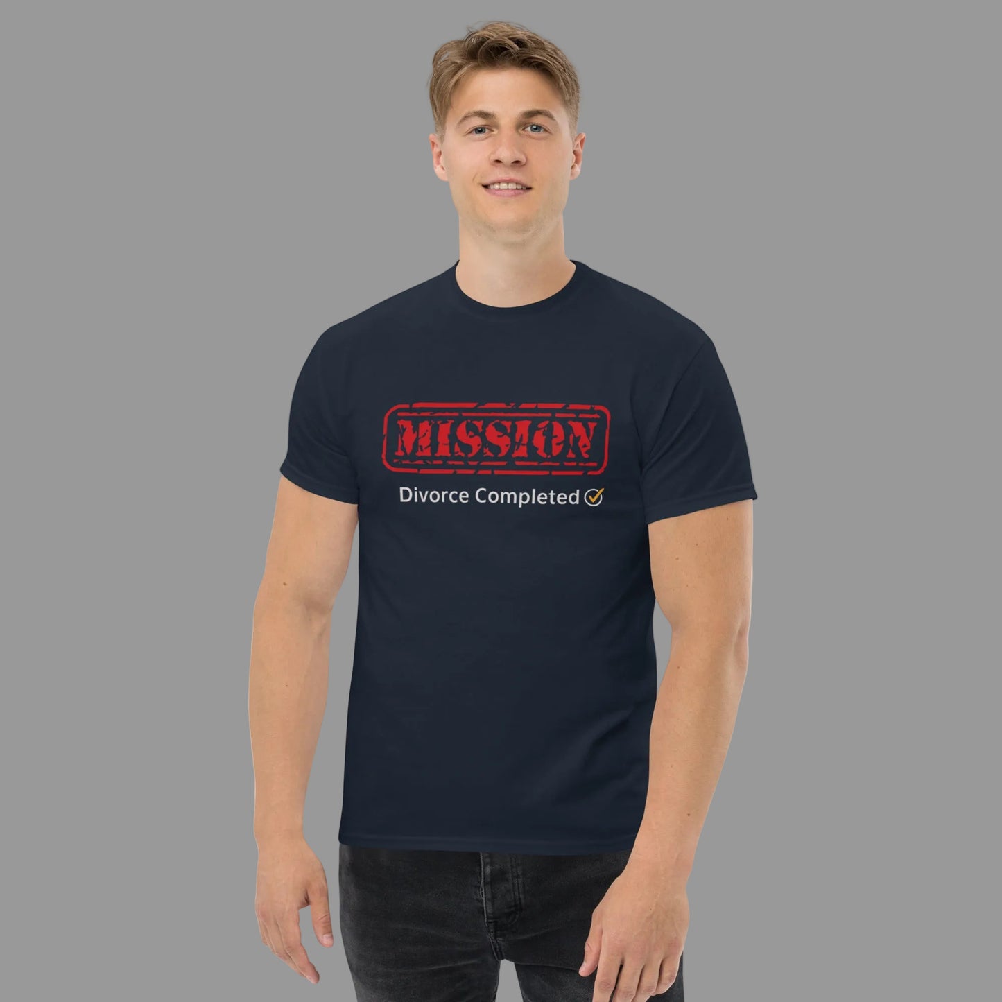 T-shirt homme “Mission Divorce Completed” porté par mannequin, message humoristique imprimé, style moderne de couleur bleu marine