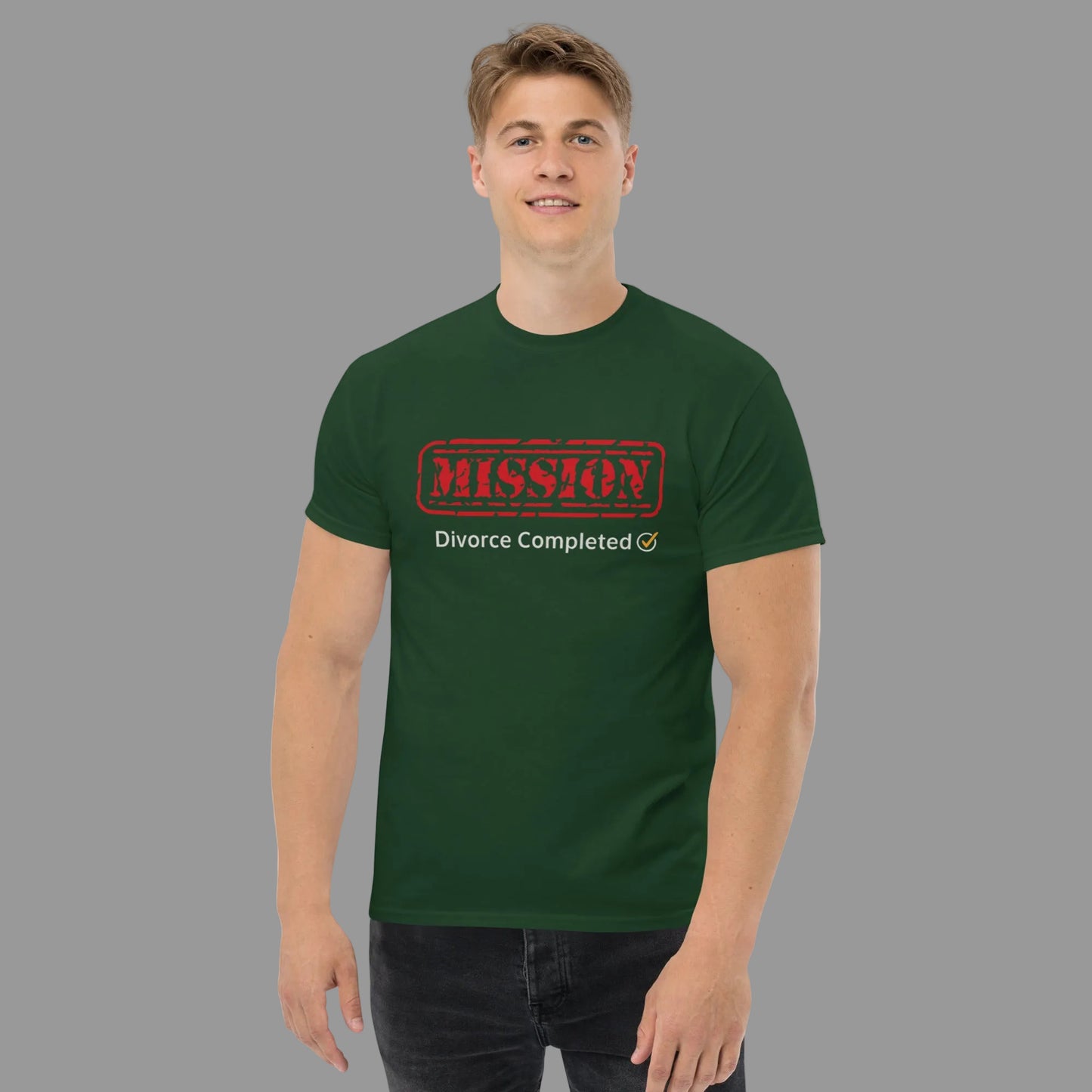 T-shirt homme “Mission Divorce Completed” porté par mannequin, message humoristique imprimé, style moderne, vert