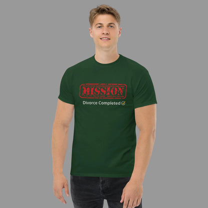 T-shirt homme “Mission Divorce Completed” porté par mannequin, message humoristique imprimé, style moderne, vert