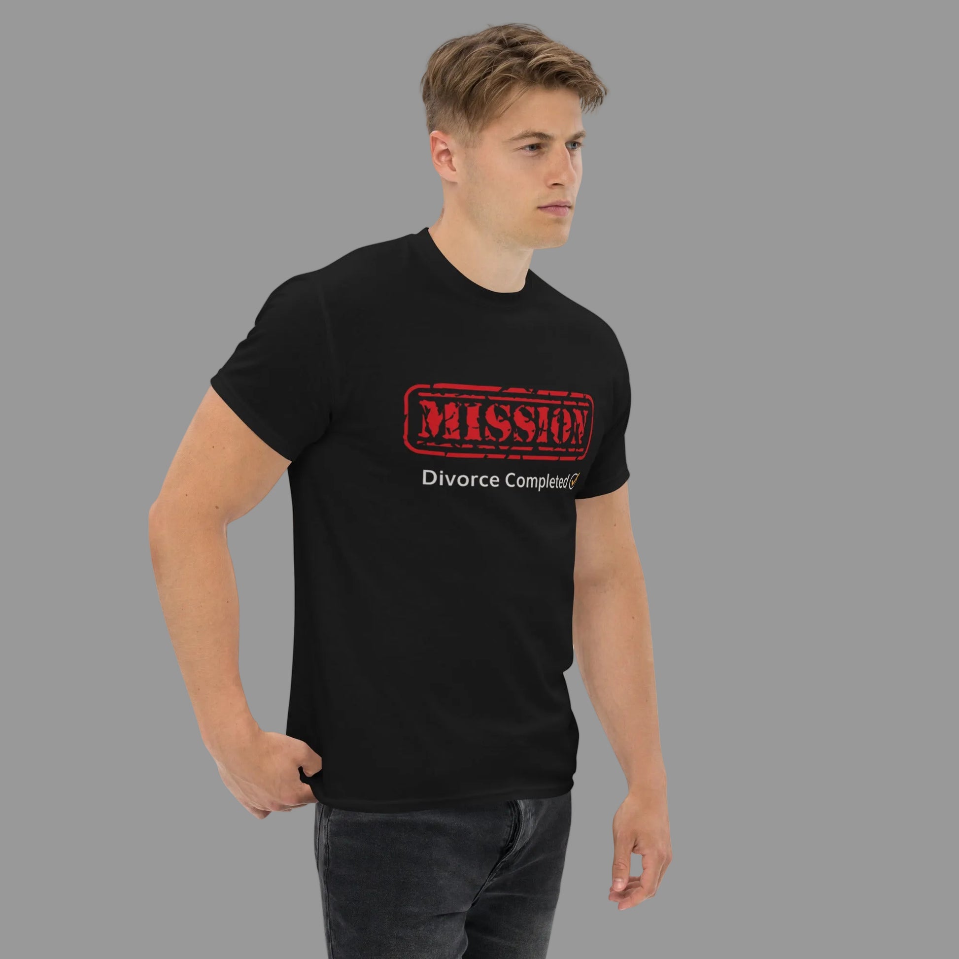 Profil du mannequin portant le t-shirt Divorce Party Men’s “Mission Divorce Completed”.