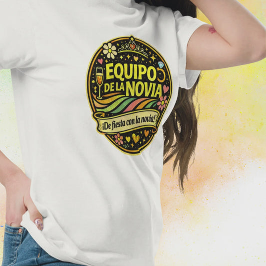 Mujer llevando camiseta Equipo de la Novia con diseño retro colorido estilo festival, ideal para despedida de soltera y celebracion con amigas blanca, negro y budreos