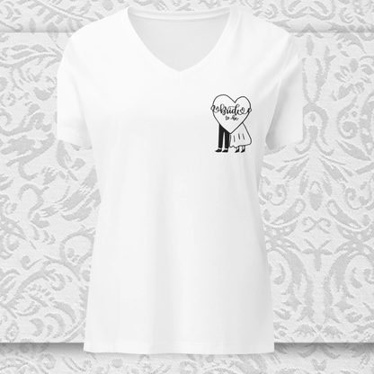 Vue a plat d un t-shirt col V pour femme blanc avec la broderie bride to be sur la poitrine