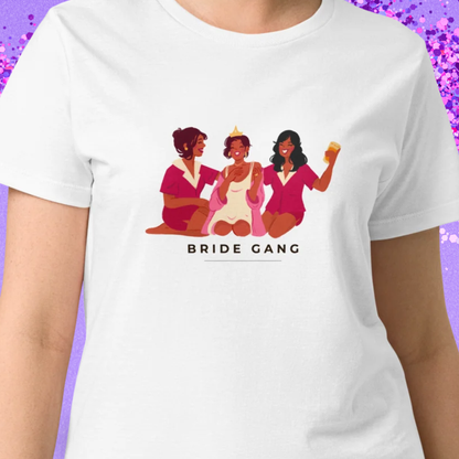 Vue rapprochee d un t-shirt blanc pour femme avec le design bride gang pour enterrement de vie de jeune fille