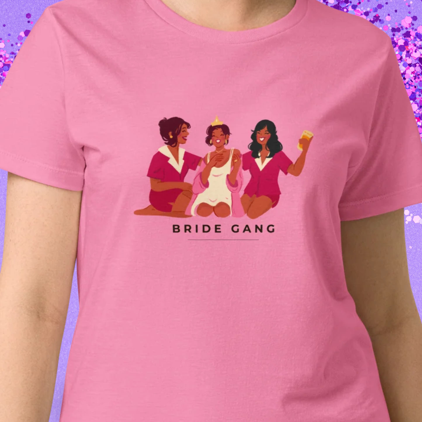 Zoom sur un t-shirt rose evjf avec illustration bride gang representant trois amies qui celebrent un mariage