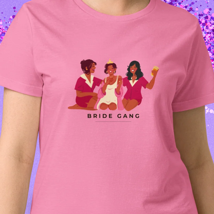 Zoom sur un t-shirt rose evjf avec illustration bride gang representant trois amies qui celebrent un mariage