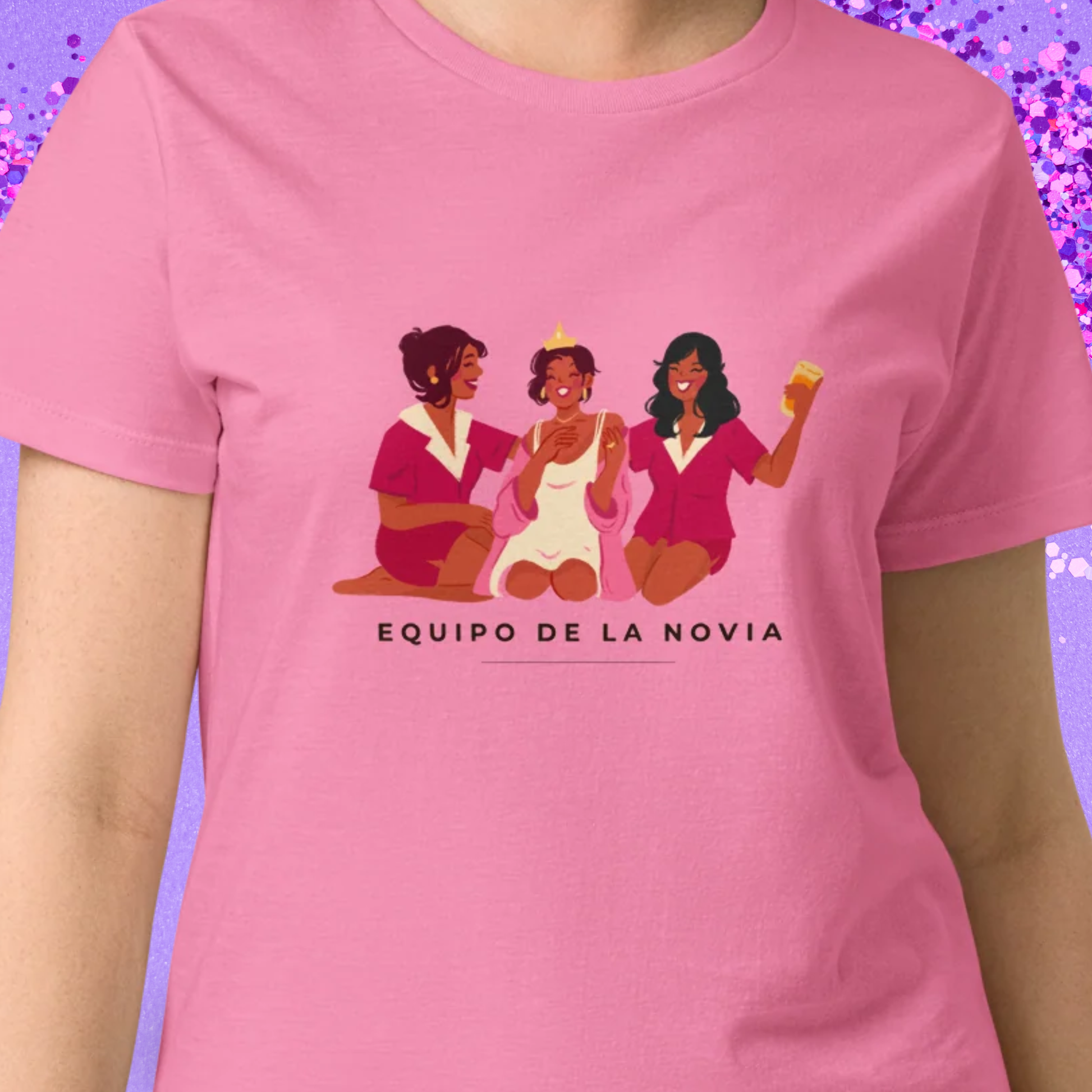 Primer plano de una camiseta rosa para despedida de soltera con ilustracion del equipo de la novia celebrando