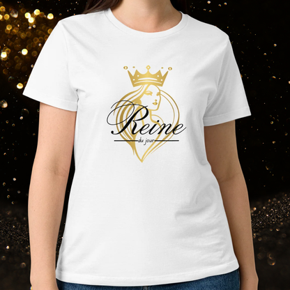 T-shirt blanc pour femme avec logo doré "Reine du jour" et illustration de couronne, porté sur un fond noir scintillant.